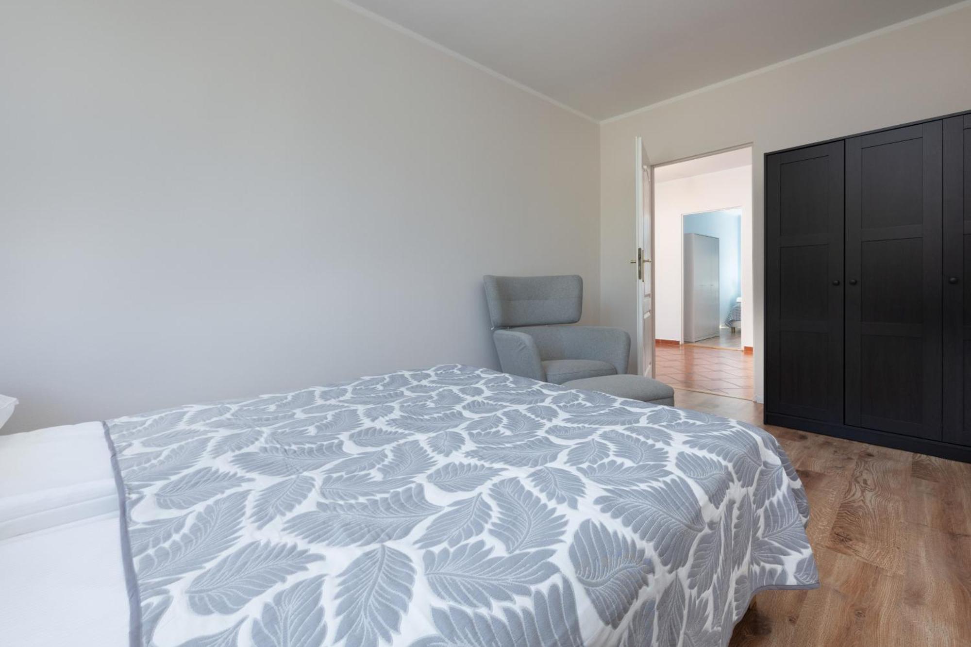Zrodlana Two-bedroom With Balcony By Renters Apartament