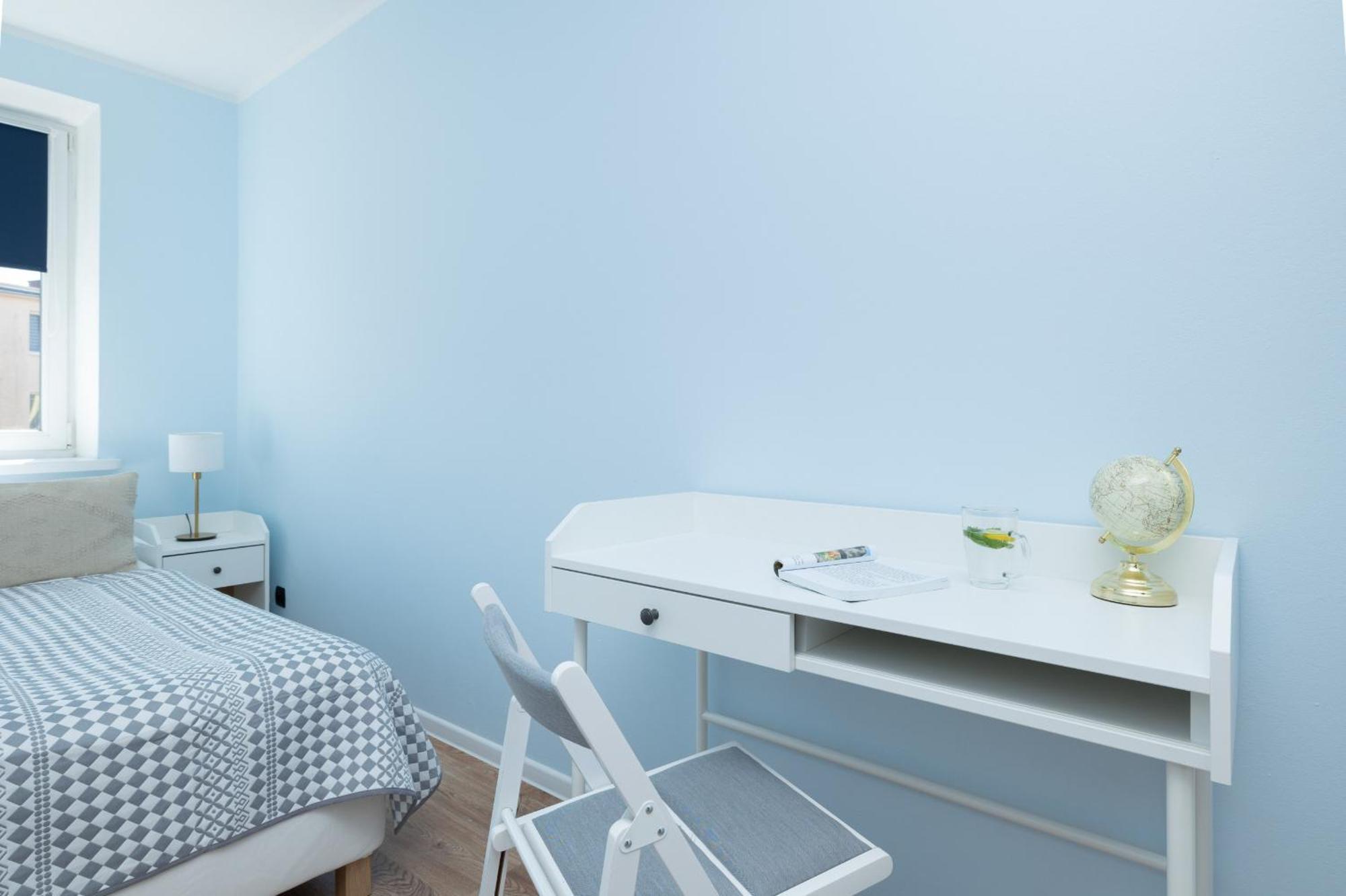 Zrodlana Two-bedroom With Balcony By Renters Apartament *