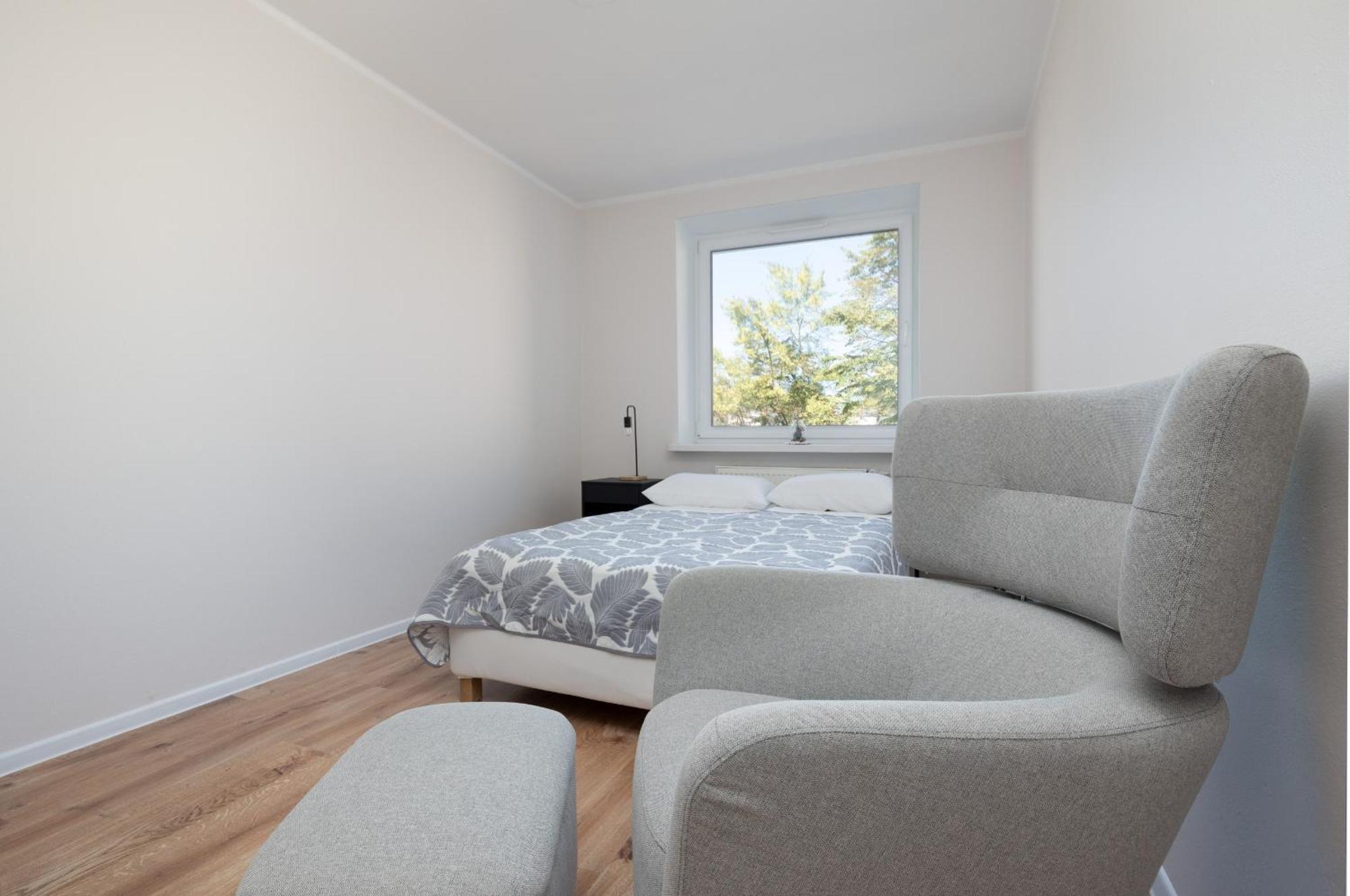 Zrodlana Two-bedroom With Balcony By Renters Apartament