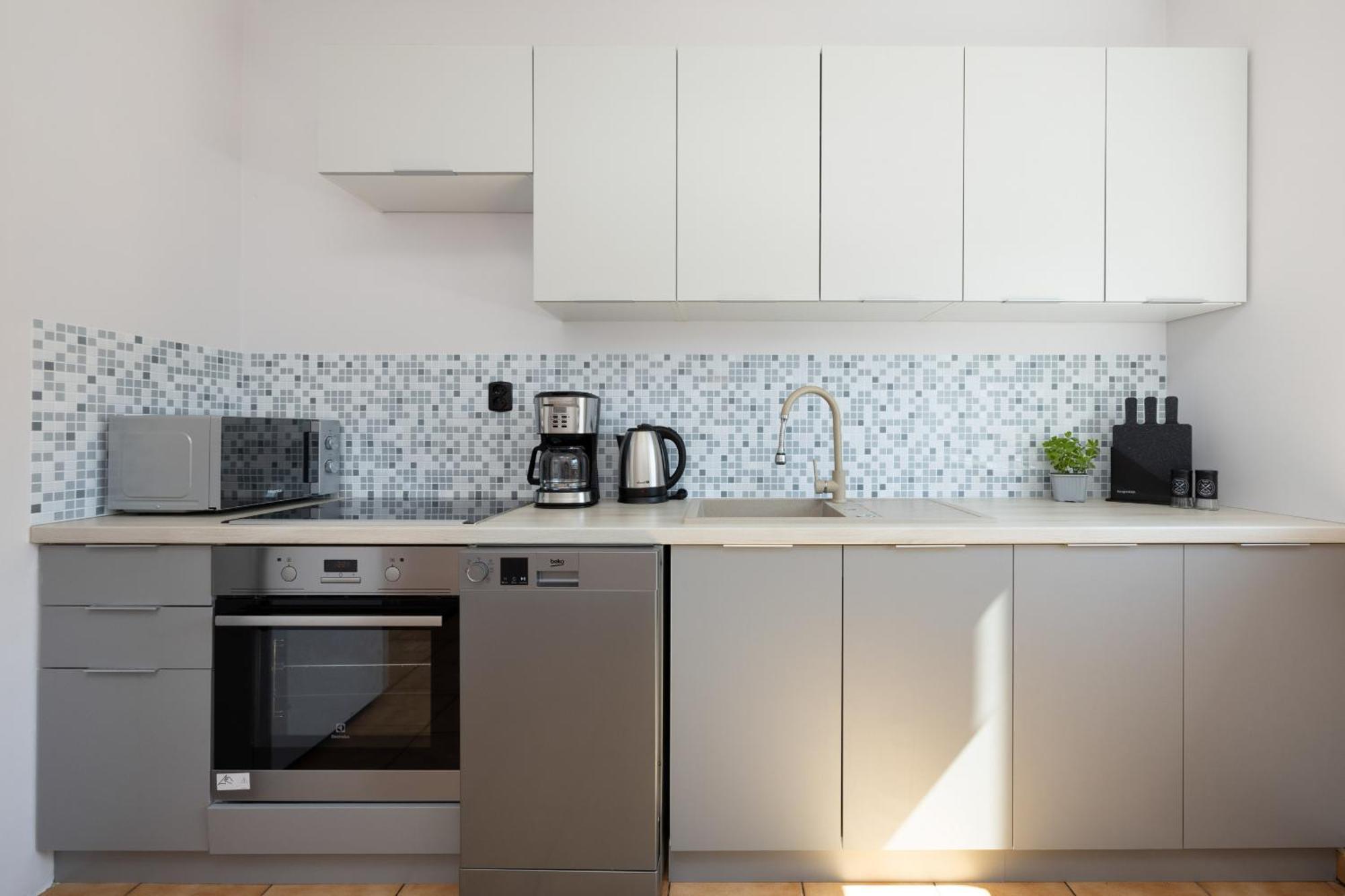 Zrodlana Two-bedroom With Balcony By Renters Apartament