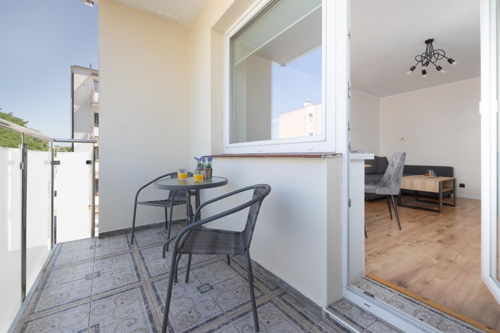 Zrodlana Two-bedroom With Balcony By Renters Apartament