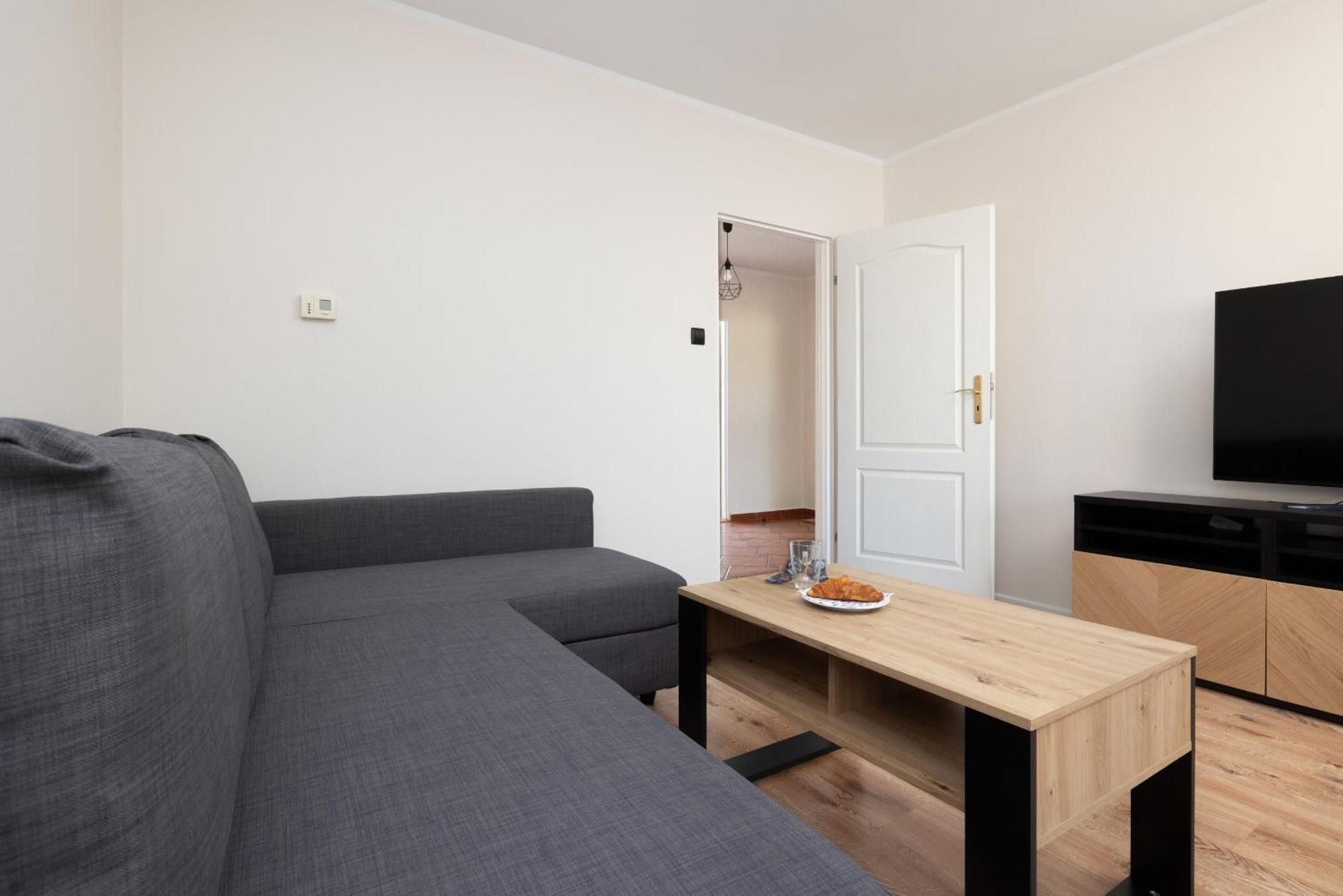 Zrodlana Two-bedroom With Balcony By Renters Apartament *