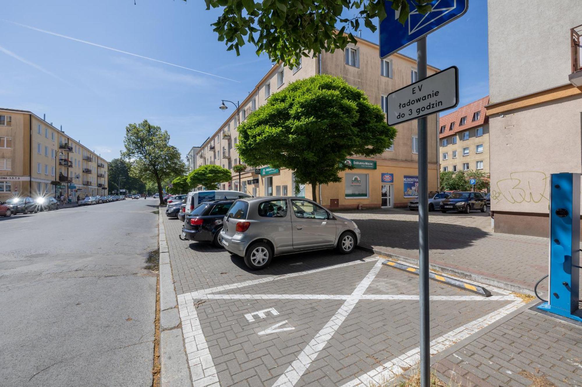 Zrodlana Two-bedroom With Balcony By Renters Apartament